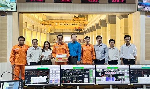 Đoàn công tác của Công đoàn Điện lực Việt Nam tặng quà phân xưởng vận hành Nhà máy thuỷ điện Pleikrông. Ảnh: Tô Điểm
