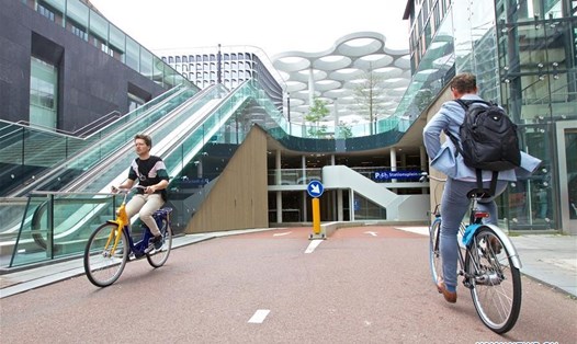 Với lượng người đi xe đạp đông, Hà Lan được xem là "quốc gia xe đạp". Ảnh: Xinhua