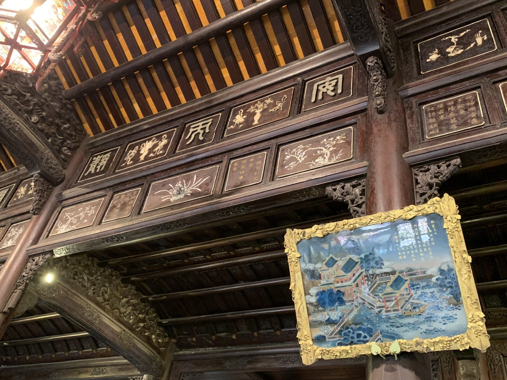 Một bức tranh gương trong điện Long An - Bảo tàng Cổ vật Cung đình Huế. Ảnh: Tường Minh