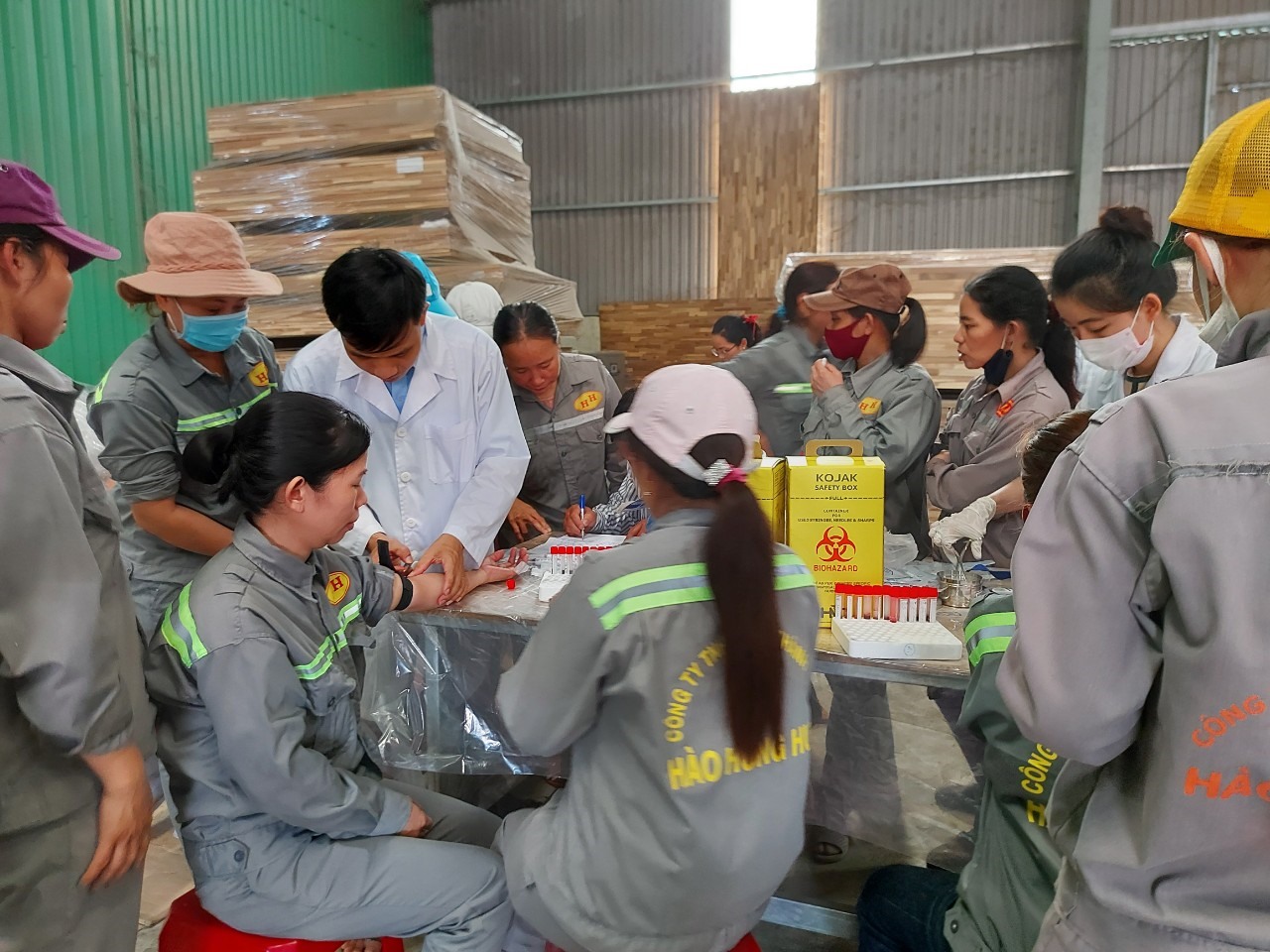 Chăm sóc sức khỏe sinh sản cho lao động nữ ở doanh nghiệp có Công đoàn cơ sở trực thuộc Công đoàn Khu Kinh tế Công nghiệp tỉnh Thừa Thiên - Huế. Ảnh: Thu Nam