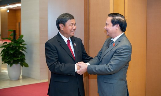 Phó Chủ tịch Quốc hội Nguyễn Khắc Định (phải) và Phó Chủ tịch Quốc hội Lào Khambay Damlath. Ảnh: Quochoi.vn