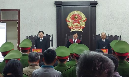 Chủ tọa khai mạc phiên tòa xét xử Nguyễn Văn Kiên - cựu Giám đốc Sở GDĐT Điện Biên - cùng 7 bị can về tội Vi phạm quy định đấu thầu gây hậu quả nghiêm trọng. Ảnh: Thanh Bình