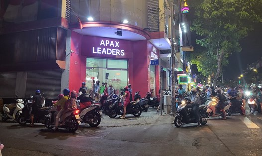 Chi nhánh Apax Leaders Phan Xích Long mở cửa đón học sinh tối 28.2. Ảnh: Huyên Nguyễn