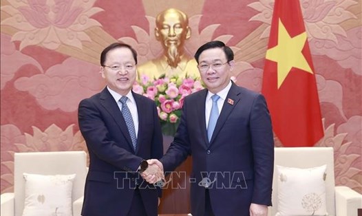 Chủ tịch Quốc hội Vương Đình Huệ và Tổng giám đốc phụ trách tài chính Công ty Samsung Electronics Park Hark Kyu. Ảnh: TTXVN