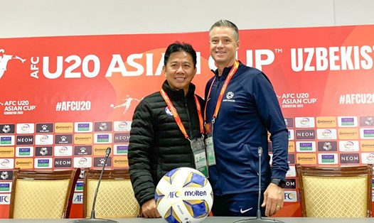 Huấn luyện viên Morgan (phải) của U20 Australia cùng huấn luyện viên Hoàng Anh Tuấn của U20 Việt Nam. Ảnh: VFF
