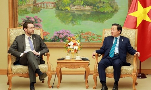 Phó Thủ tướng Trần Hồng Hà và Đại sứ Vương quốc Anh Iain Frew. Ảnh: VGP