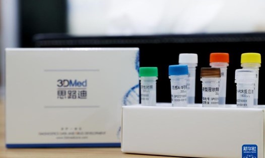 Mẫu kit test COVID-19 và cúm ở Thượng Hải, Trung Quốc năm 2021. Ảnh: Xinhua