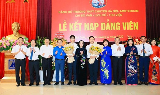 Các đồng chí lãnh đạo Trung ương và TP.Hà Nội tặng hoa chúc mừng hai đảng viên trẻ.