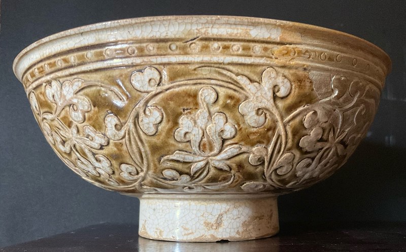 Bát sen thời Lý, thế kỷ 11-12. Bộ sưu tập của Nguyễn Dòng - TPHCM.