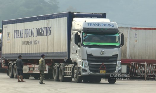 Xe hàng chuẩn bị thông quan ở cửa khẩu Tân Thanh (Lạng Sơn) đầu năm 2023. Ảnh: Trần Tuấn