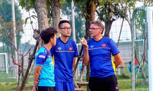 Nếu ngồi vào ghế huấn luyện đội tuyển Việt Nam và U23 Việt Nam, nhiệm vụ của Philippe Troussier trong năm 2023 khá nặng. Ảnh: VFF