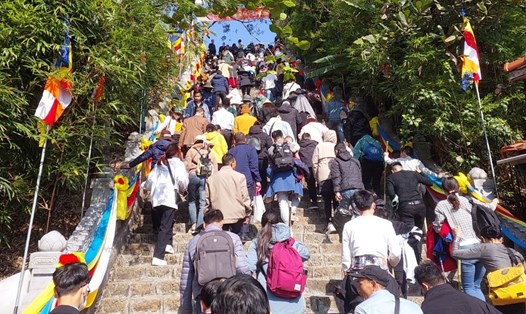 Lượng người lên Yên Tử trong những ngày Tết Quý Mão 2023 khá đông. Ảnh: Nguyễn Hùng