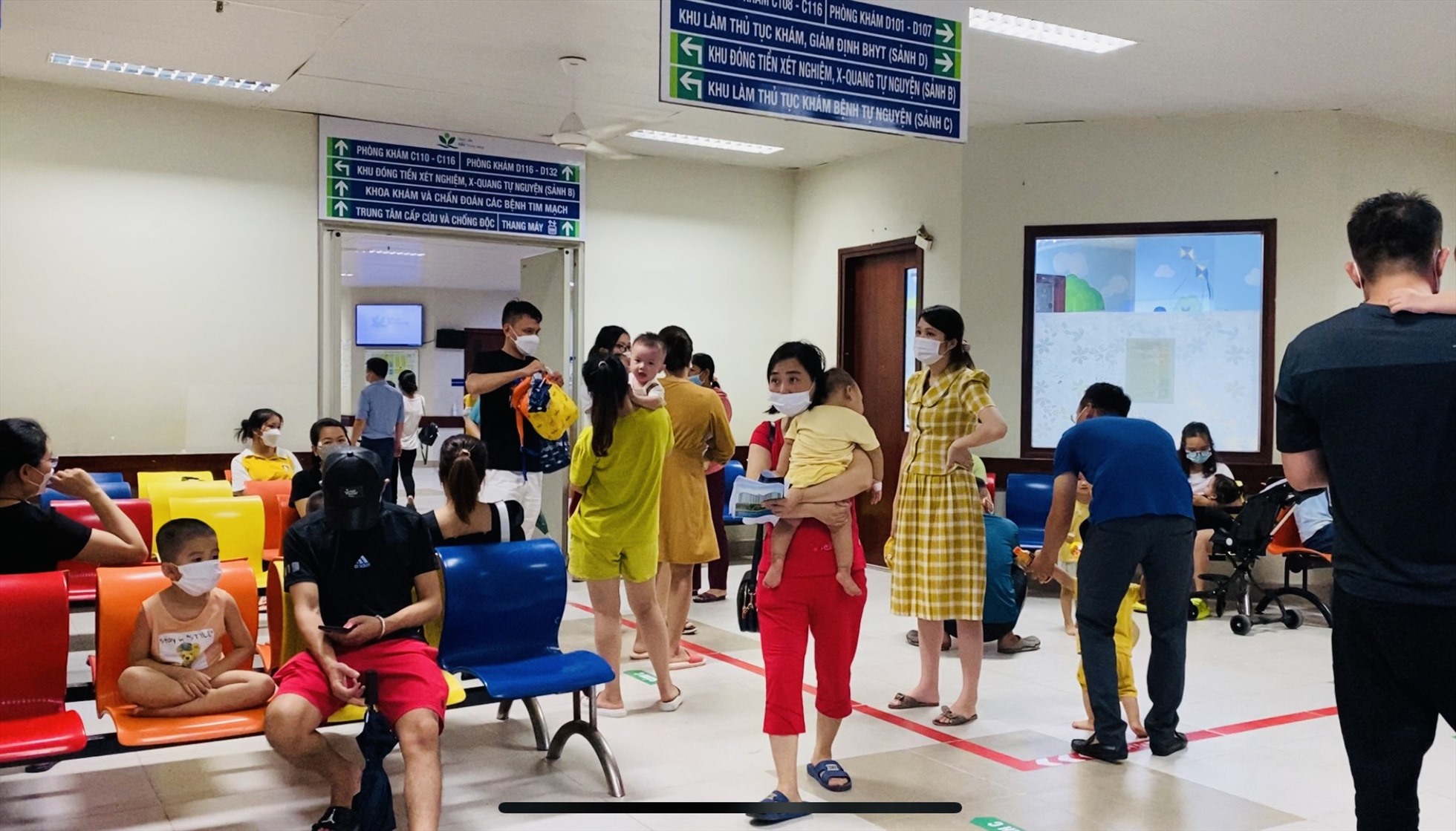 Các bệnh nhi đi khám tại Bệnh viện Nhi Trung ương. Ảnh: Thùy Linh