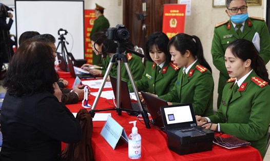 Làm thủ tục cấp thẻ căn cước công dân gắn chip điện tử ở Hà Nội. Ảnh: Việt Dũng