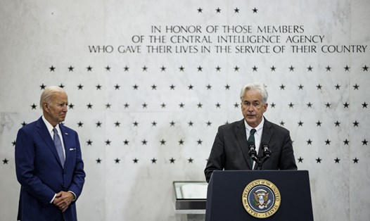 Tổng thống Mỹ Joe Biden (trái) và Giám đốc CIA William Burns trong một sự kiện ngày 8.7.2022. Ảnh: AFP
