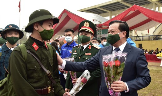 Bí thư Thành ủy Hà Nội tặng hoa, động viên các tân binh lên đường nhập ngũ năm 2022. Ảnh: Trần Thường