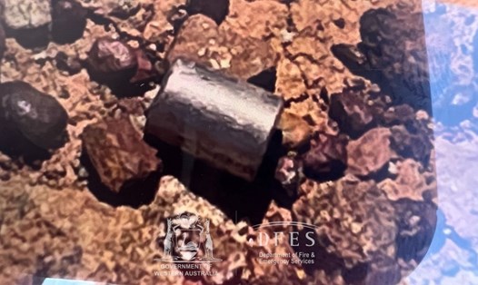Viên nang phóng xạ kích thước 8x6mm chứa Caesium-137 đã được tìm ra sau gần 1 tuần thất lạc. Ảnh: Sở Cứu hỏa và Dịch vụ khẩn cấp Australia