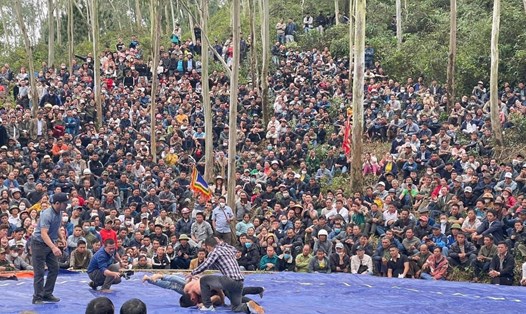 Môn đấu vật tại lễ hội Vua Mai thu hút hàng ngàn người dân và du khách theo dõi. Ảnh: Quỳnh Trang