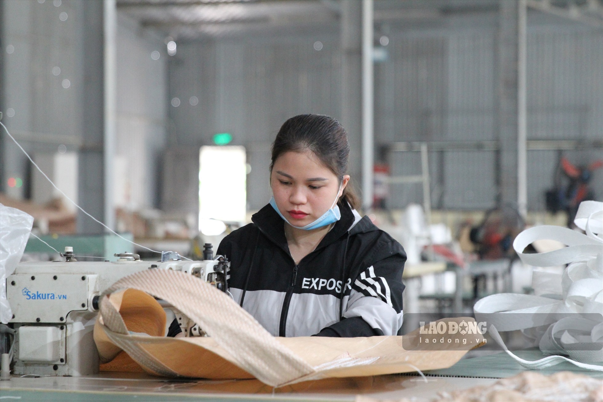 Xưởng may bao bì xuất khẩu Vũ Gia hiện chưa đến 50% công nhân quay trở lại làm việc. Ảnh: Văn Đức