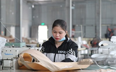 Xưởng may bao bì xuất khẩu Vũ Gia hiện chưa đến 50% công nhân quay trở lại làm việc. Ảnh: Văn Đức