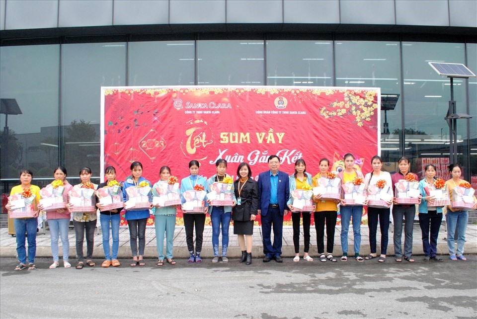 Ông Vũ Văn Nghĩa - Chủ tịch Liên đoàn Lao động tỉnh Nam Định - tặng quà Tết cho công nhân lao động Công ty TNHH Santa Clara. Ảnh: Công đoàn Nam Định