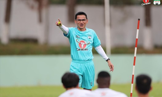 Huấn luyện viên Kiatisak Senamuang hiểu phía trước Hoàng Anh Gia Lai là hành trình không hề dễ dàng. Ảnh: HAGL FC