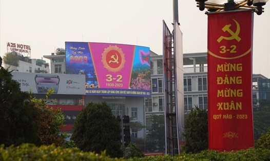 Nhiều tuyến đường của Thủ đô Hà Nội được trang hoàng mừng kỷ niệm 93 năm Ngày thành lập Đảng Cộng sản Việt Nam (3.2.1930 - 3.2.2023). Ảnh: P.Đông