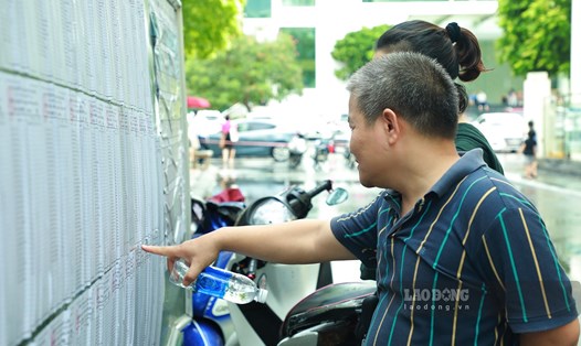 Phụ huynh tìm hiểu các thông tin tuyển sinh của trường hot ở Hà Nội để nộp hồ sơ cho con tham dự kỳ thi. Ảnh: Hải Nguyễn