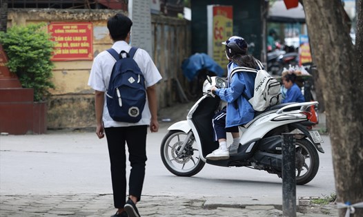Học sinh đi học bằng xe máy. Ảnh: Hải Nguyễn