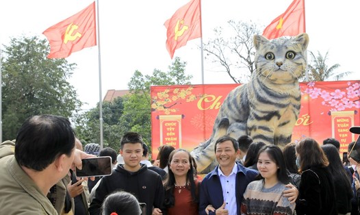Người dân đến chụp ảnh kỷ niệm với linh vật mèo ở Quảng trường trung tâm huyện Triệu Phong. Ảnh: Duy Hùng.