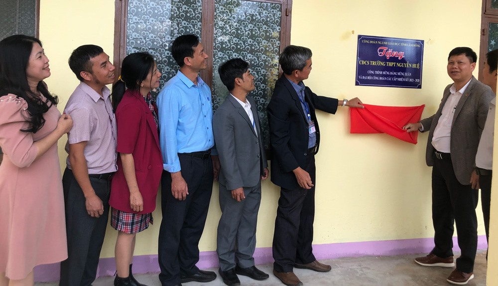 Công đoàn ngành Giáo dục tỉnh Lâm Đồng bàn giao công trình “Sửa chữa nhà công vụ” cho Trường THPT Nguyễn Huệ, huyện Di Linh. Ảnh: Diệp Quỳnh