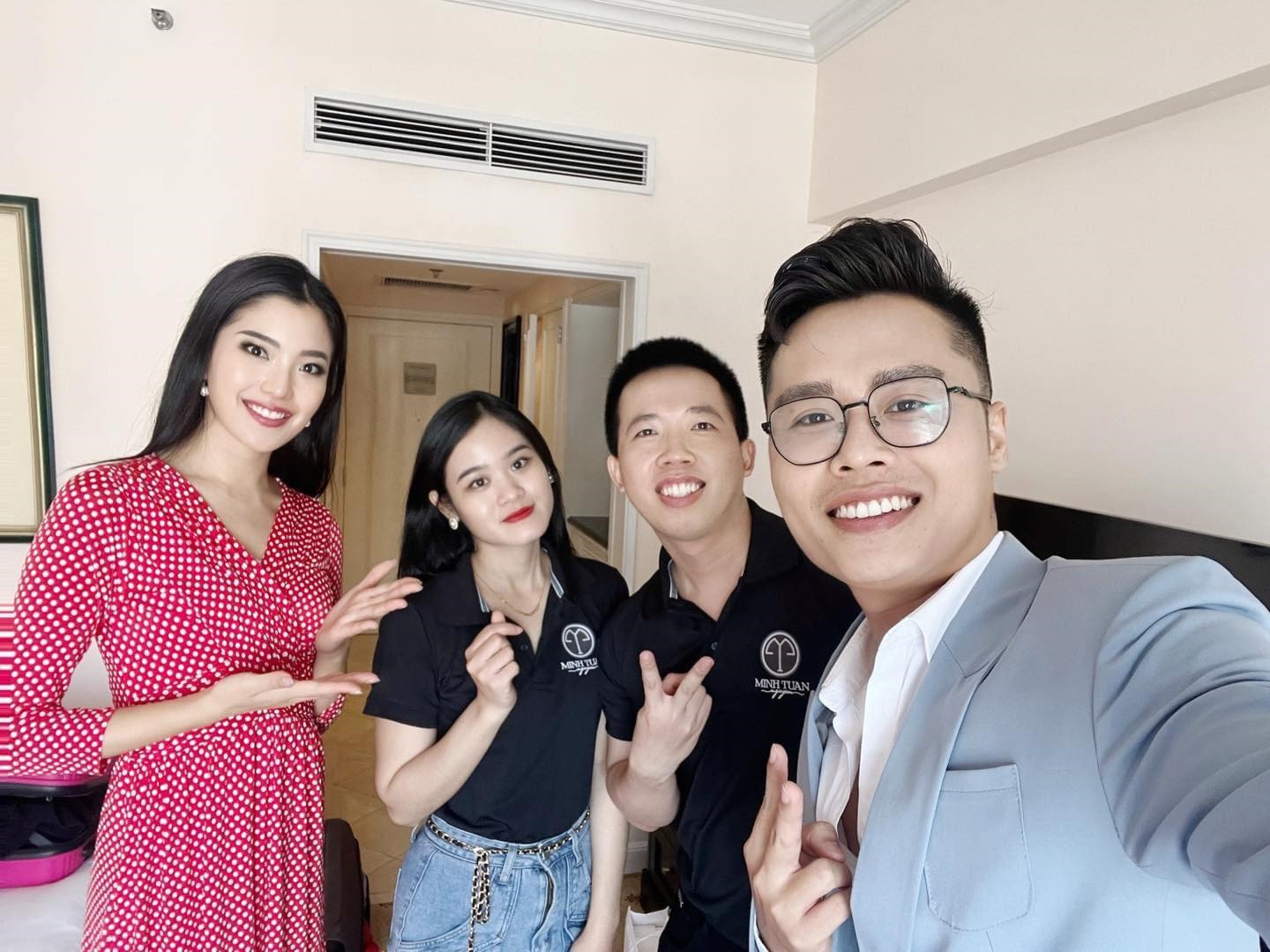 NTK Việt hỗ trợ các thí sinh Miss Charm. Ảnh: BTC.