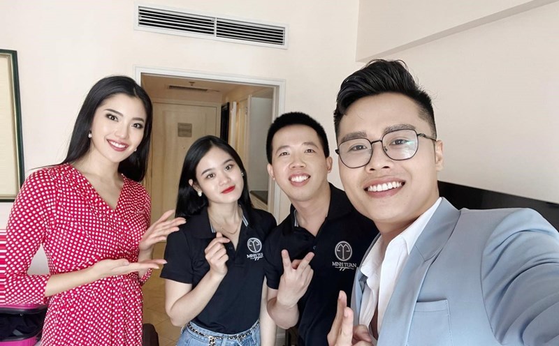 NTK Việt hỗ trợ các thí sinh Miss Charm. Ảnh: BTC.