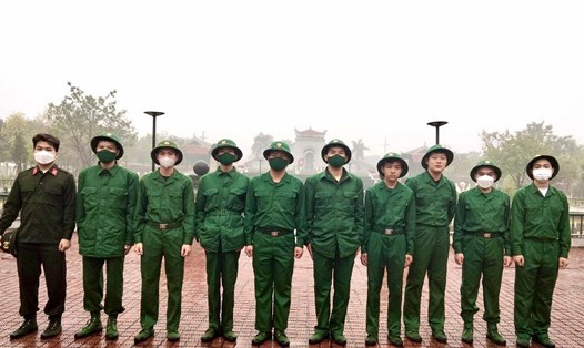 Anh Nguyễn Đình Huy (thứ tư từ bên phải sang) cùng các thanh niên huyện Đan Phượng chuẩn bị lên đường nhập ngũ. Ảnh: Sở TTTT Hà Nội