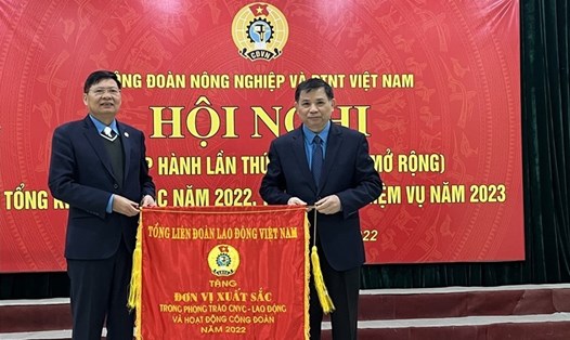 Năm 2022 Công đoàn Nông nghiệp và Phát triển Nông thôn Việt Nam được Tổng Liên đoàn Lao động Việt Nam tặng Cờ thi đua xuất sắc trong phong trào công nhân viên chức lao động và hoạt động Công đoàn. Ảnh: Hải Anh