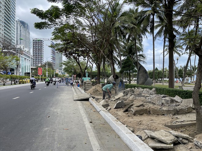 Đầu tư 11 tỉ đồng thay mới đá vỉa hè đường bờ biển Nha Trang