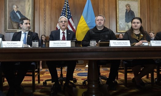 Từ trái qua: Chánh văn phòng của Tổng chưởng lý Matt Klapper, Tổng chưởng lý Mỹ Merrick Garland gặp Tổng công tố Ukraina Andriy Kostin và Đại sứ Ukraina tại Mỹ Oksana Markarova tại Bộ Tư pháp Mỹ ngày 3.2.2023 ở Washington, DC. Ảnh: AFP