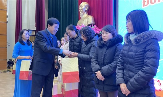 Ông Lý Đức Thanh - Chủ tịch Liên đoàn Lao động tỉnh Lạng Sơn tặng quà cho đoàn viên có hoàn cảnh khó khăn. Ảnh: Hà Anh