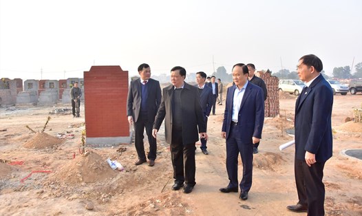Bí thư Thành ủy Hà Nội Đinh Tiến Dũng và các lãnh đạo thành phố kiểm tra thực địa khu nghĩa trang mới đi dời phục vụ công tác giải phóng mặt bằng đường Vành đai 4. Ảnh: Viết Thành