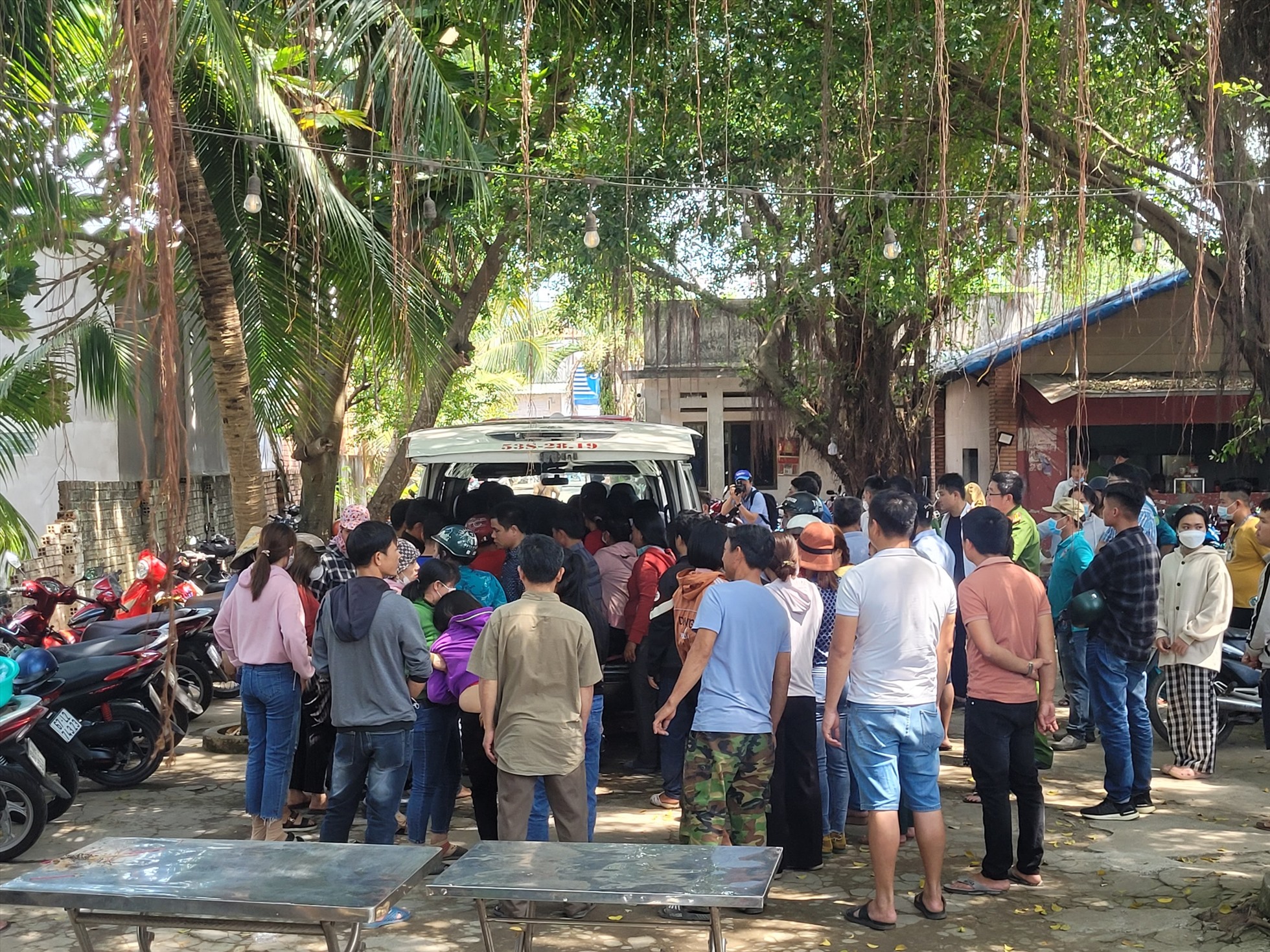 Chìm thuyền chở khách đi chùa, cứu sống 11 người, 1 người tử vong