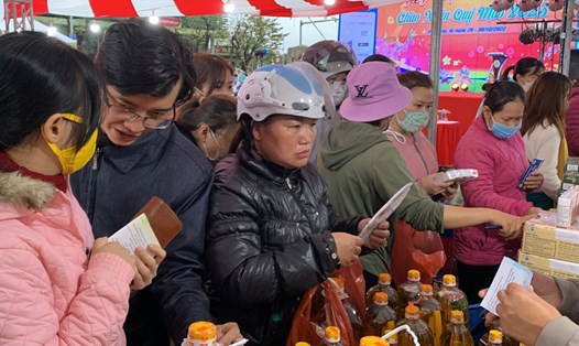 LĐLĐ thành phố Đà Nẵng tổ chức các phiên Chợ Tết Công đoàn để hỗ trợ người lao động khó khăn trước Tết Nguyên đán. Ảnh: Tường Minh
