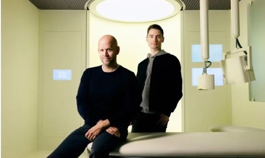 Giám đốc điều hành Spotify Daniel Ek (trái) và đồng sáng lập Neko Health Hjalmar Nilsonne (phải). Ảnh: Neko Health
