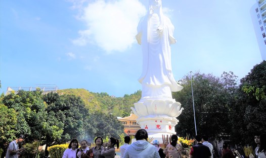 Nhiều du khách đến hành hương, vãng cảnh chùa tại TP.Vũng Tàu trong rằm tháng Giêng. Ảnh: Thành An