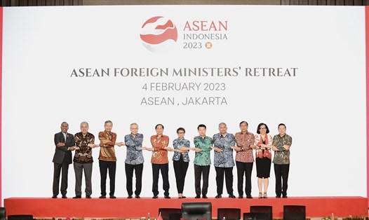 Bộ trưởng Ngoại giao Bùi Thanh Sơn (thứ 5 từ trái) dự Hội nghị hẹp các Bộ trưởng Ngoại giao ASEAN tại Jakarta, Indonesia, ngày 4.2.2023. Ảnh: BỘ NGOẠI GIAO