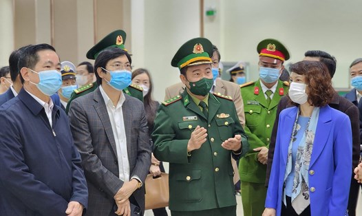 Lãnh đạo Bộ Y tế kiểm tra công tác phòng chống dịch tại Móng Cái- Quảng Ninh. Ảnh: Tuấn Dũng