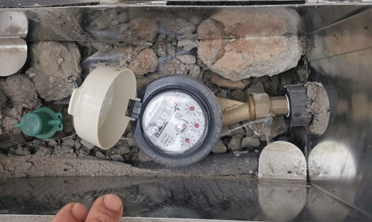 Đồng hồ nước của một hộ dân tại thôn 1, xã Hoàng Tân, TX. Quảng Yên không sản lượng qua 2 tháng nay. Ảnh: Đoàn Hưng