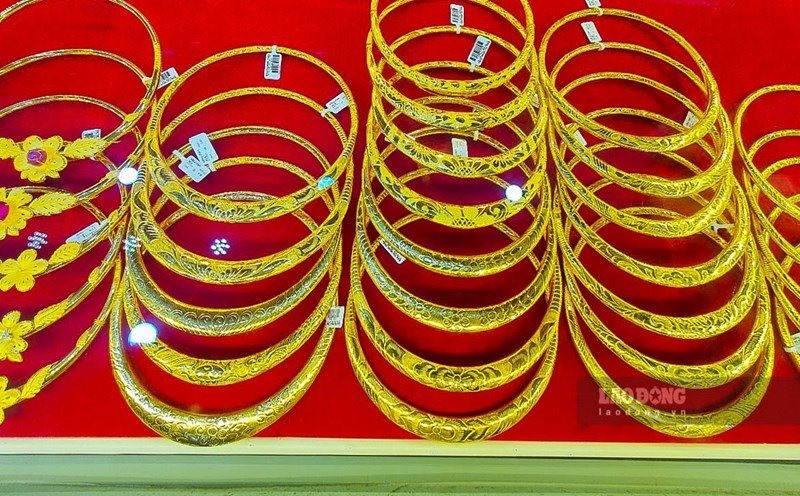 Giá vàng bất ngờ lao dốc trong tuần qua. Ảnh: Phan Anh