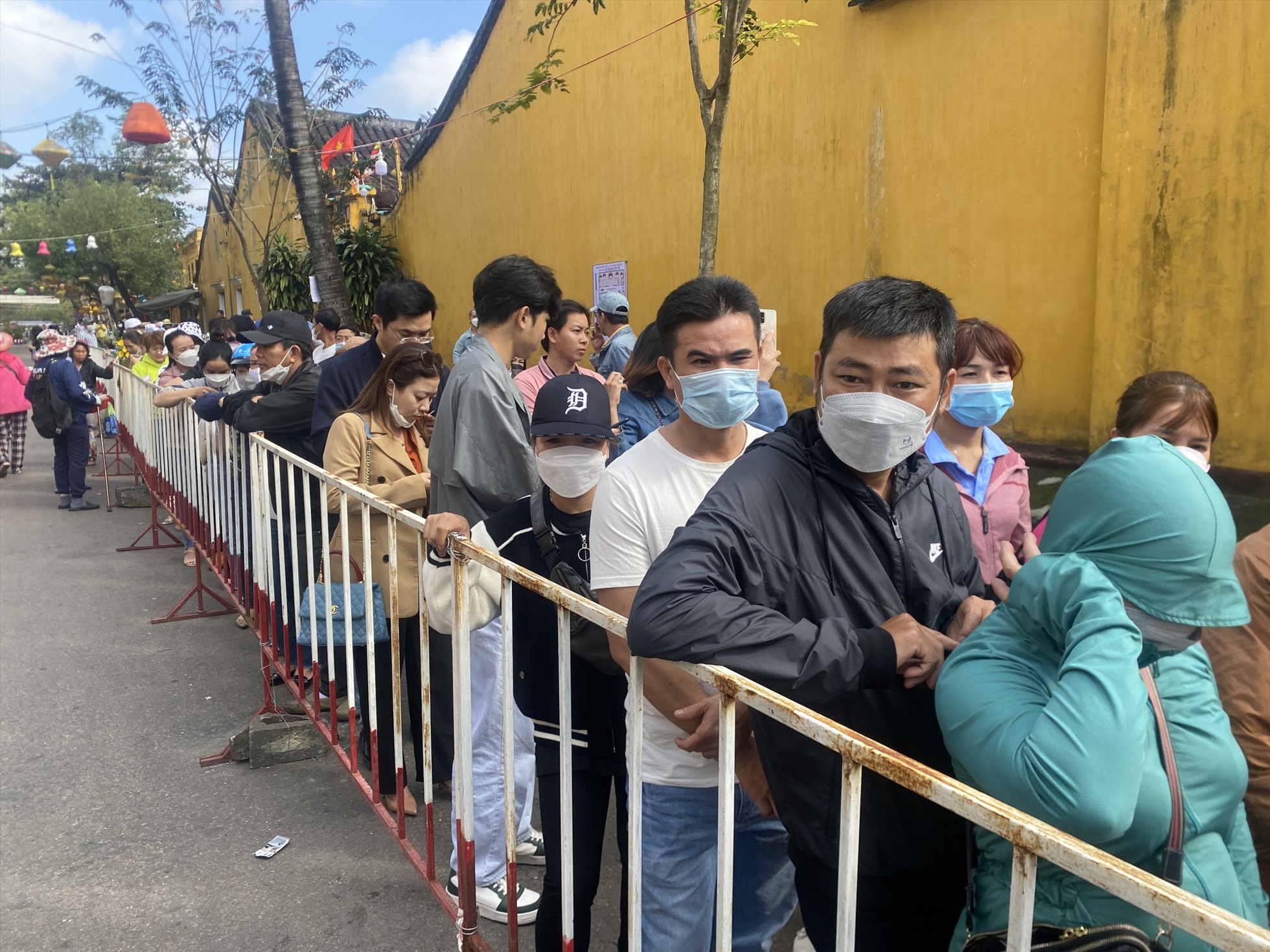 Hội An phân luồng, quy định thắp hương tại các chùa dịp Tết Nguyên tiêu để đảm bảo an ninh trật tự và phòng cháy nổ. Ảnh: Văn Trực