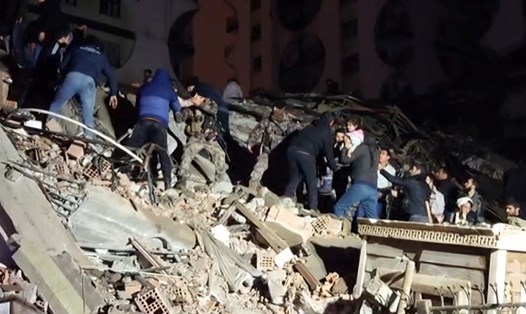 Động đất ở Thổ Nhĩ Kỳ ngày 6.2 khiến hàng loạt nhà cửa đổ sập. Ảnh: AFP