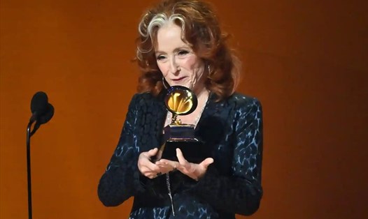 Bonnie Raitt giành giải Ca khúc của năm của Grammy 2023. Ảnh: FPT Play